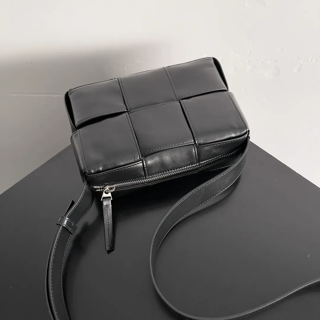 Batch 1640 BOTTEGA VENETA's new mini cassette camera bag. What a beautiful design. This noble one is really unique. The texture is also great. It matches the autumn and winter coat's great temperament. It can hold your various styles of matching, and the high-end double-fabric weaving design is also very NICE! In autumn and winter, it can be simply paired with a sweater or a jacket or a suit. The capacity is enough to hold some small items. The niche design is really amazing. I can’t praise this cool black woven handbag enough! You’ll fall in love with it at first glance, it’s so special~ Both the workmanship and appearance are superb! Style number: 795177 Size: 21*13*6.5cm